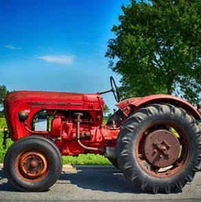 Fahrzeug alter Traktor